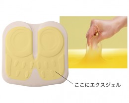  究極にやわらかいエクスジェルが坐骨部周辺を包み込むようにサポート。 エクスジェルはGEL素材で、底つき感をほとんど感じず、経年劣化の少ない優れた素材です。